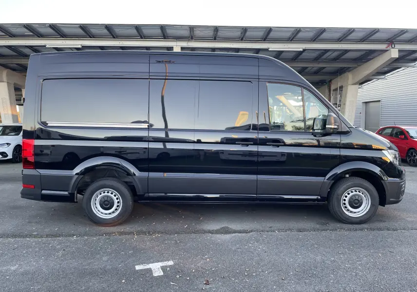 Profil droit du Volkswagen Crafter Van 35 L3H3 noir intense 2025, avec carrosserie haute et roues acier simples.
