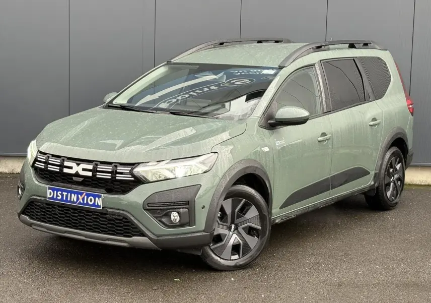 Dacia Jogger ECO-G 100 Expression 7 places en Kaki Lichen, vue 3/4 avant avec barres de toit et jantes noires.