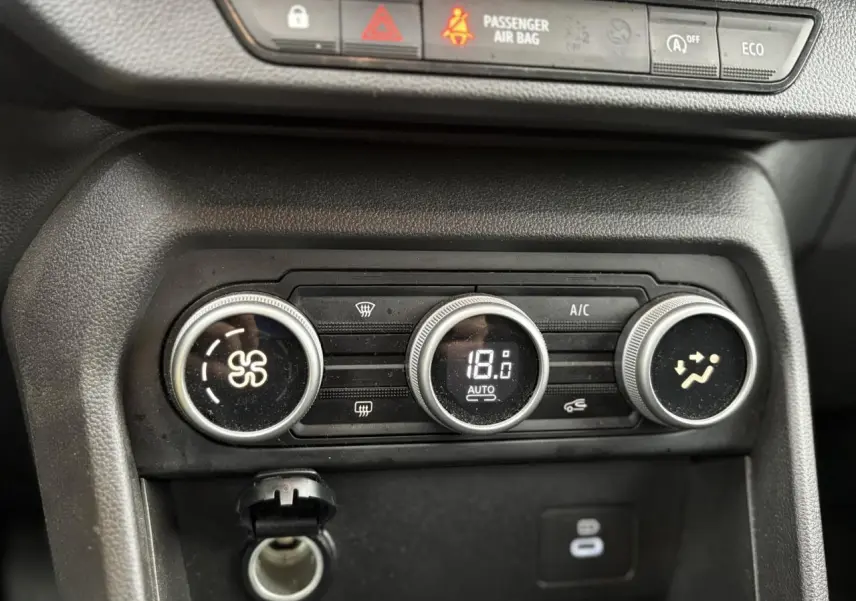 Gros plan sur les commandes de climatisation automatique du tableau de bord du Dacia Jogger 2025, finition Expression.