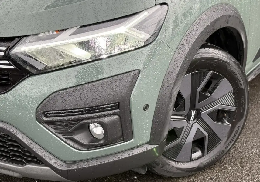 Gros plan sur l'avant droit du Dacia Jogger Kaki Lichen avec phares LED et jante 16 pouces noire mouillée.
