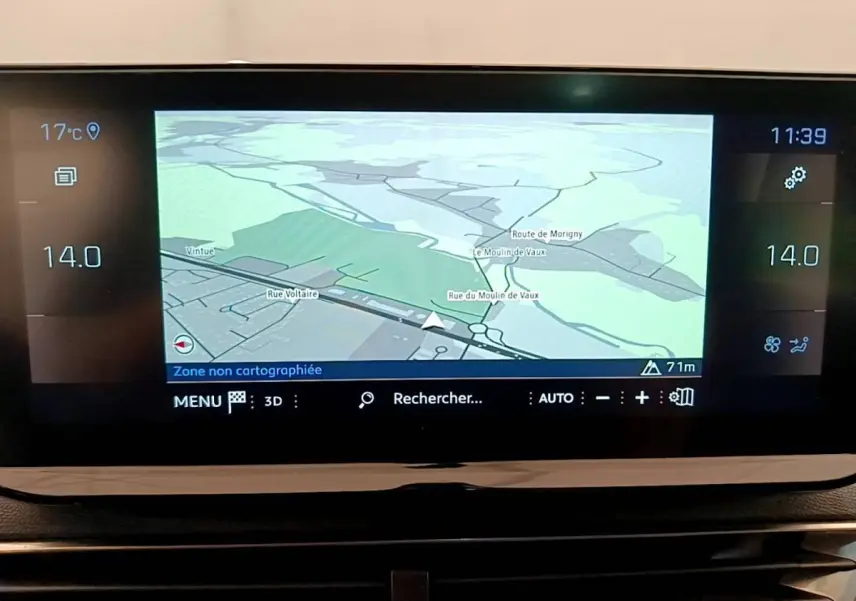 Écran tactile central affichant la navigation 3D du Peugeot 3008 GT rouge, vue intérieure du tableau de bord.