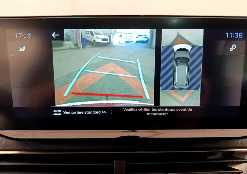 Écran tactile du Peugeot 3008 GT rouge montrant la caméra de recul avec guidage et vue 360° du véhicule.