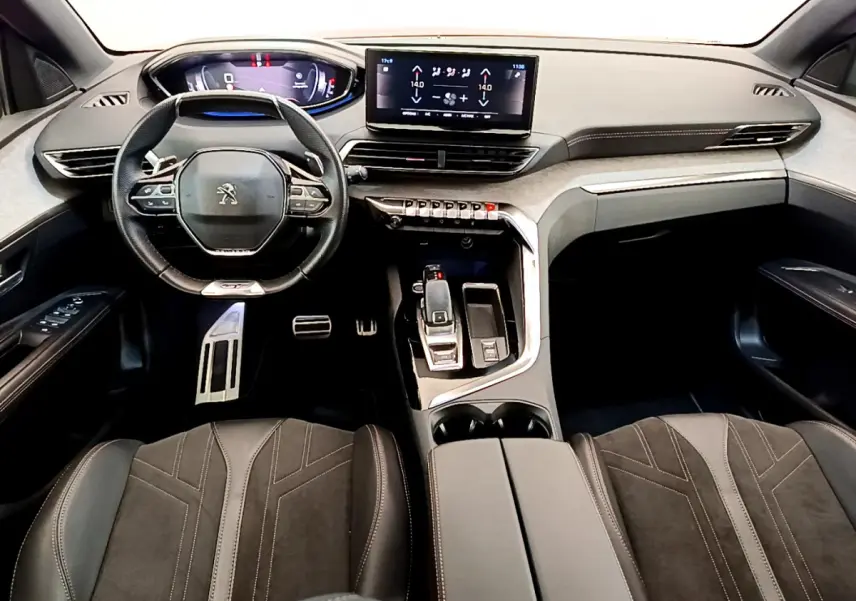Intérieur du Peugeot 3008 GT 2021 vu de face, tableau de bord moderne avec écran tactile et volant cuir noir.