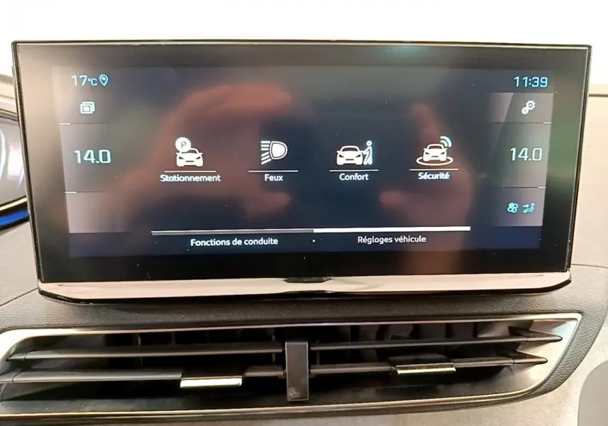 Écran tactile central du tableau de bord du Peugeot 3008 GT 2021 affichant les réglages de conduite et de confort.