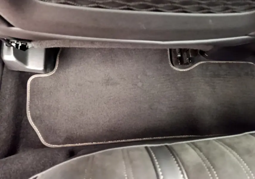 Détail du tapis de sol noir avec surpiqûres beige côté passager arrière du Peugeot 3008 GT rouge 2021.