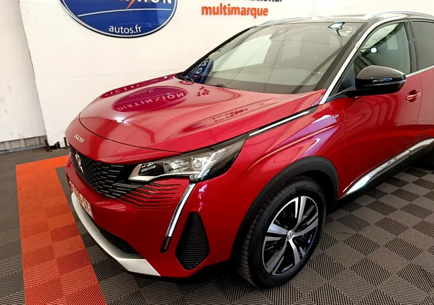 Vue 3/4 avant droite d’un Peugeot 3008 GT rouge avec phares LED et jantes alliage noires et argentées.
