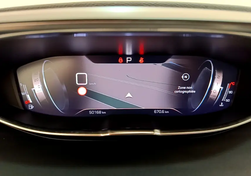 Affichage numérique du tableau de bord du Peugeot 3008 GT 2021 montrant la navigation et les indicateurs de vitesse et température.