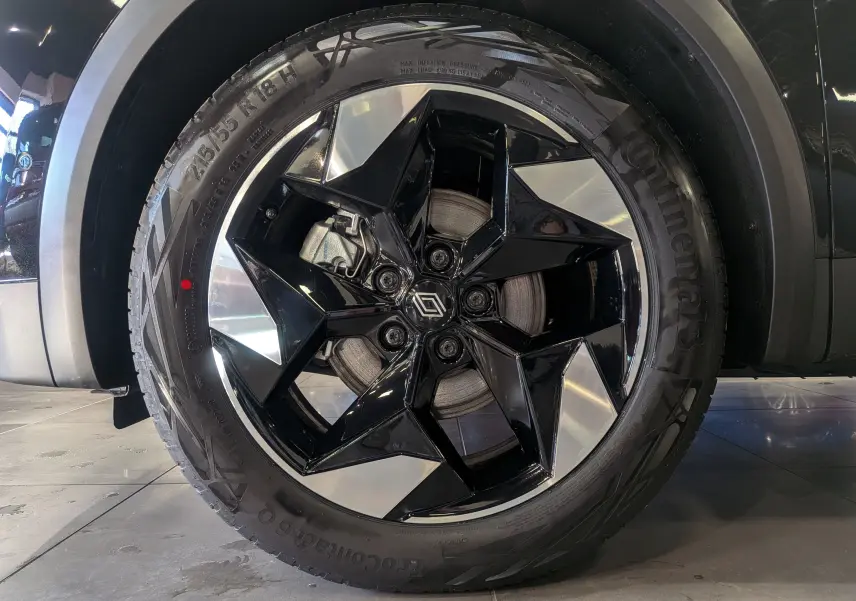 Gros plan sur la jante noire et argentée 18 pouces du Renault Captur E-TECH Full Hybrid 2026, avec logo Renault central.