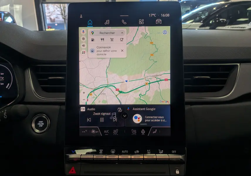 Écran tactile central du Renault Captur E-TECH 2026 affichant la navigation avec carte et commandes climatisation en dessous.