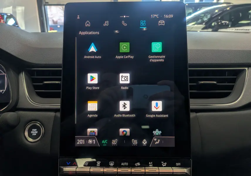 Vue rapprochée de l'écran tactile central du Renault Captur E-TECH 2026 avec interface Android Auto et commandes climatisation visibles.