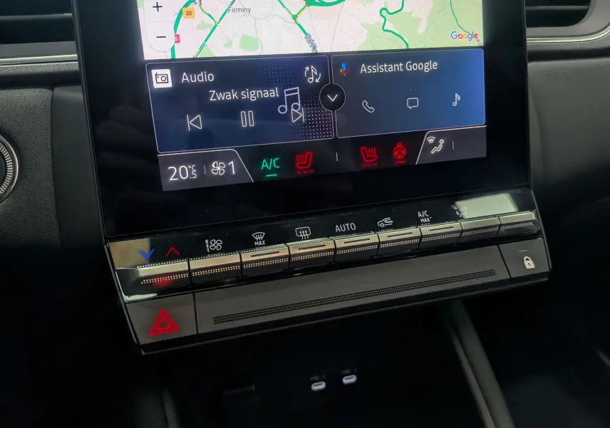 Vue rapprochée de l’écran tactile central et des commandes de climatisation du Renault Captur E-TECH 2026, intérieur noir.