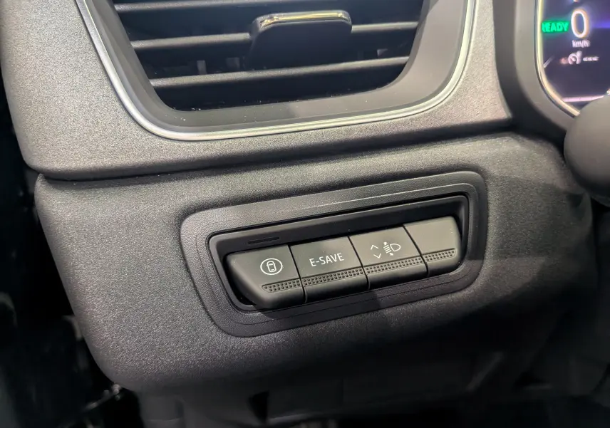 Gros plan sur les boutons de commande à gauche du volant dans le tableau de bord noir du Renault Captur E-TECH 2026.
