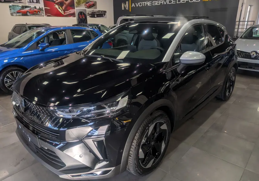 Renault Captur E-Tech hybride 2026 noir avec toit gris, vue 3/4 avant droit en showroom intérieur.