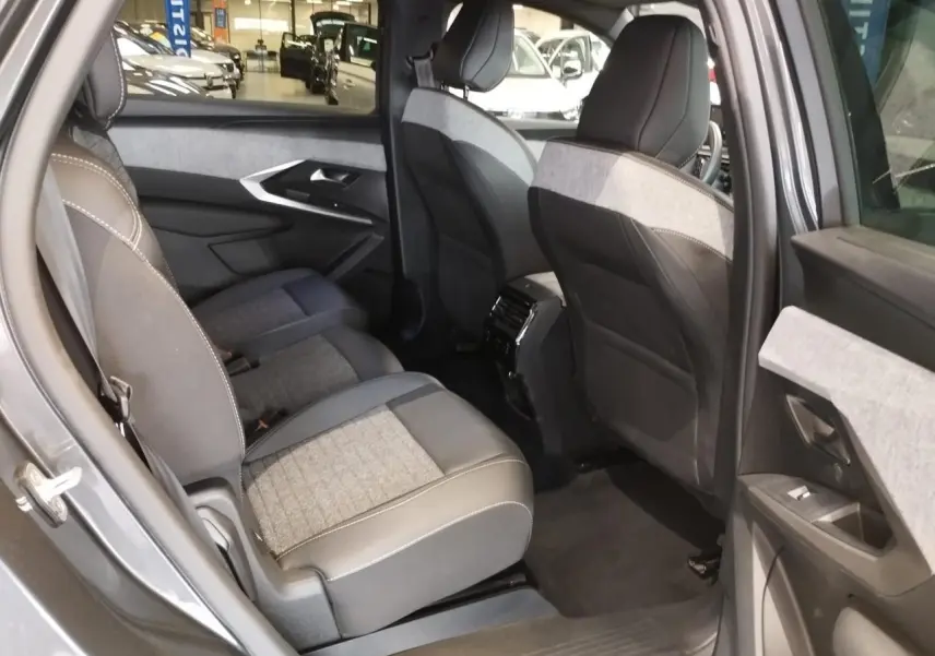 Vue intérieure côté gauche des sièges arrière gris tissu et cuir du Peugeot 5008 2025 finition Allure.