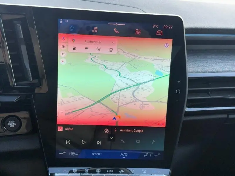 Vue rapprochée de l’écran tactile central du Renault Austral 2025 affichant une carte de navigation, entouré d’une console noire brillante.