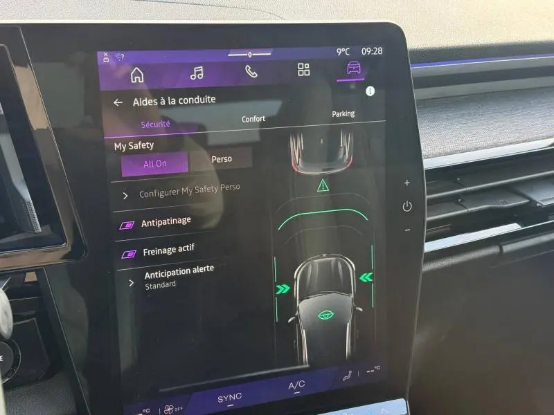 Écran tactile central du Renault Austral 2025 affichant les aides à la conduite, intérieur noir avec détails modernes.