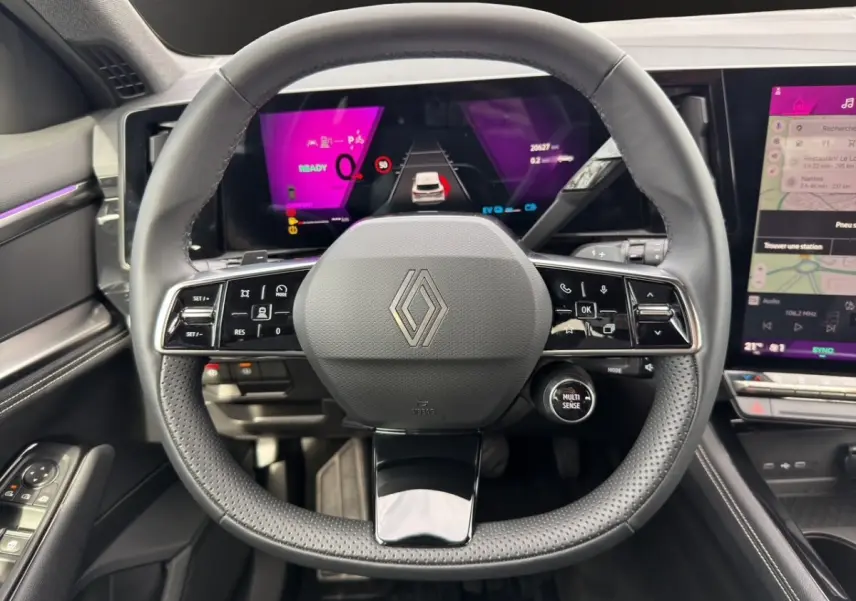 Vue rapprochée du volant cuir noir du Renault Austral 2025 avec tableau de bord numérique et écran tactile latéral.