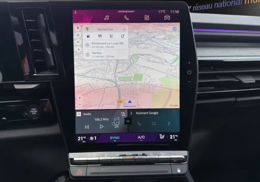 Écran tactile central 12 pouces du Renault Austral Techno E-Tech 2025 affichant navigation 3D et commandes climatisation.