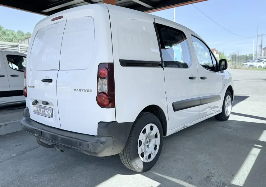 Vue 3/4 arrière droite d’un Peugeot Partner blanc de 2014 avec portes latérales coulissantes et pare-chocs noirs.