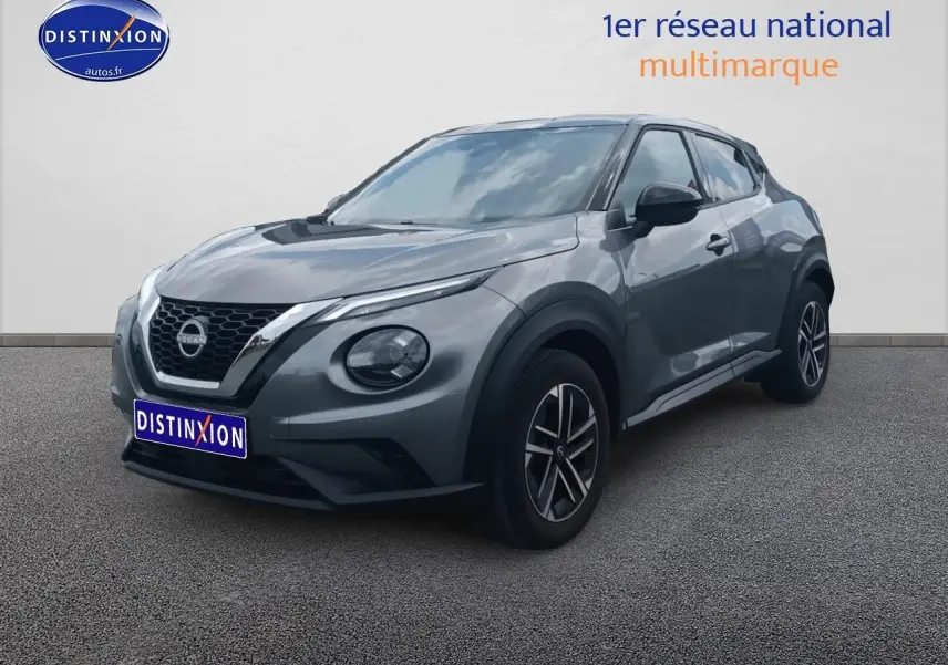 Nissan Juke gris 2025 vue 3/4 avant droit, avec jantes alu et phares avant LED distinctifs.