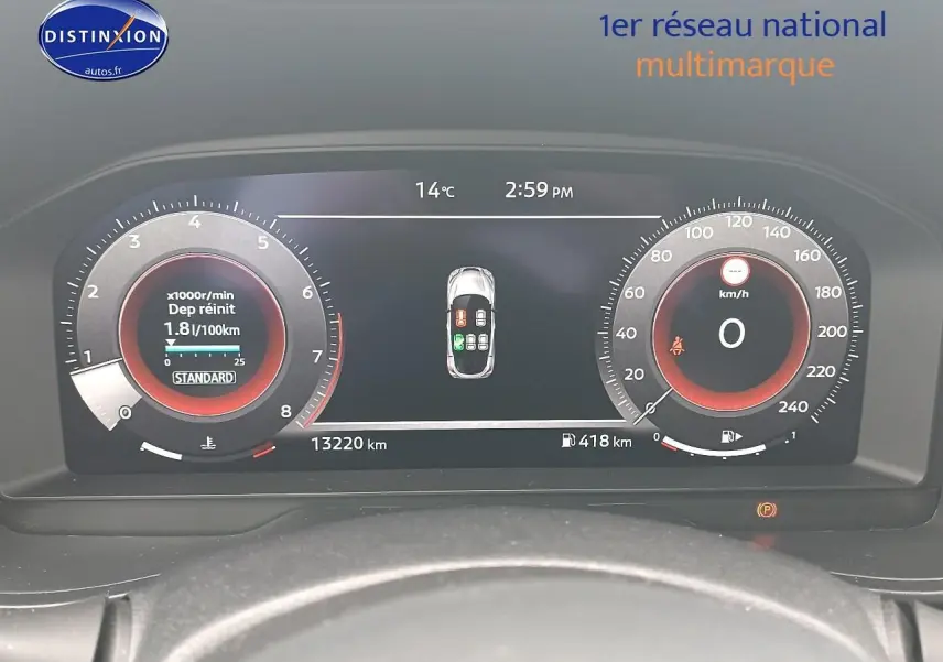 Tableau de bord numérique du Nissan Juke gris 2025, affichage consommation et vitesse à 0 km/h.
