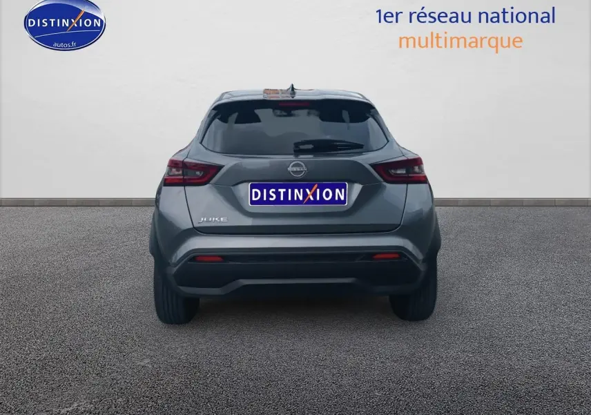 Vue arrière d'un Nissan Juke gris 2025 avec feux arrière LED et bouclier couleur carrosserie.