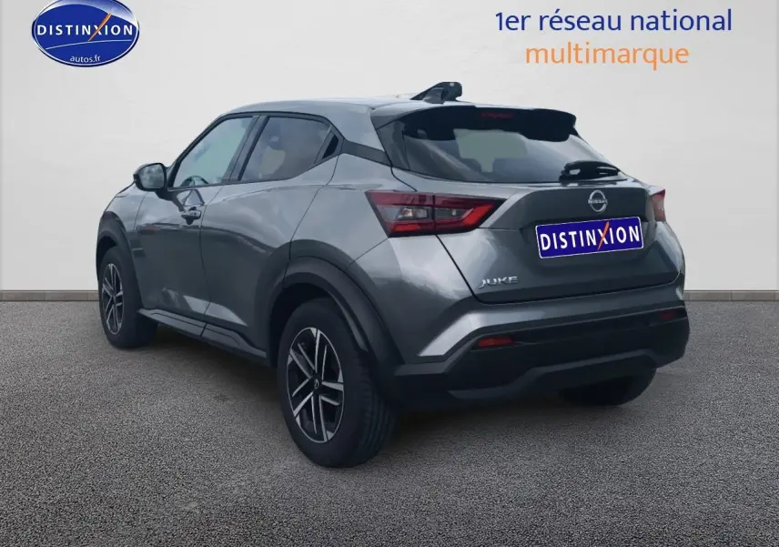 Nissan Juke gris en 3/4 arrière droit, avec jantes alu et feux arrière LED distinctifs.