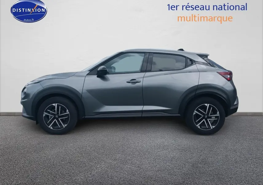 Vue de profil côté gauche d'un Nissan Juke gris 2025 avec jantes alu et boucliers ton carrosserie.