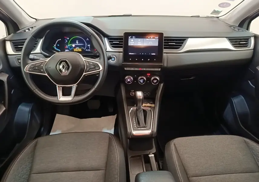 Vue intérieure avant du Renault Captur Business E-Tech hybride 2022, volant cuir noir et écran tactile central.