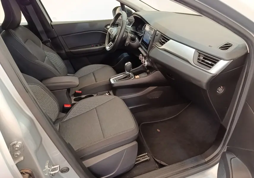 Vue intérieure côté conducteur du Renault Captur Business E-Tech hybride gris clair, montrant sièges et tableau de bord moderne.