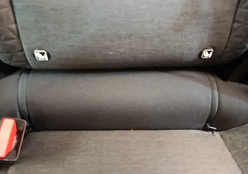 Gros plan sur la banquette arrière grise du Renault Captur Business E-Tech hybride 2022, avec attaches Isofix visibles.