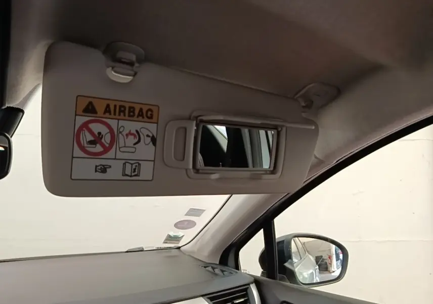 Intérieur Renault Captur Business E-Tech 2022, vue côté droit sur pare-soleil avec miroir et rétroviseur extérieur noir.