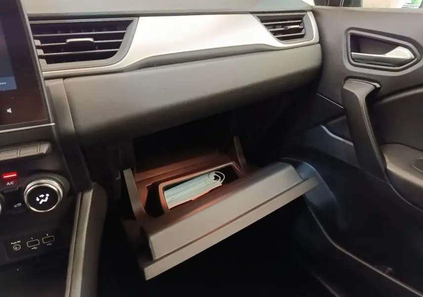 Intérieur côté passager du Renault Captur Business E-Tech 2022, boîte à gants ouverte avec masque visible.