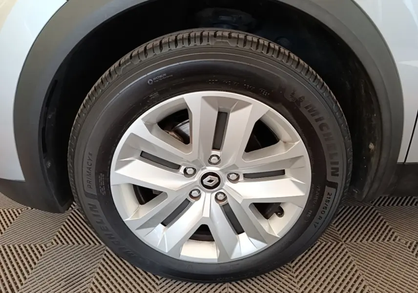 Gros plan sur la roue avant droite du Renault Captur Business E-Tech hybride gris clair, avec jante alliage et pneu Michelin.