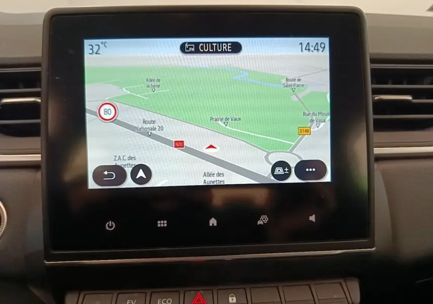 Écran tactile central du tableau de bord du Renault Captur Business E-Tech 2022 affichant la navigation 3D.