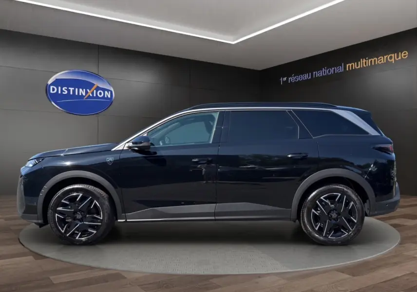 Vue latérale droite d'un Peugeot 5008 noir 2025 avec jantes noires et détails gris sur les bas de caisse.