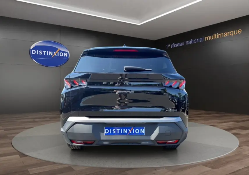 Vue arrière du Peugeot 5008 noir 2025 avec feux LED caractéristiques et logo distinctif sur fond showroom.