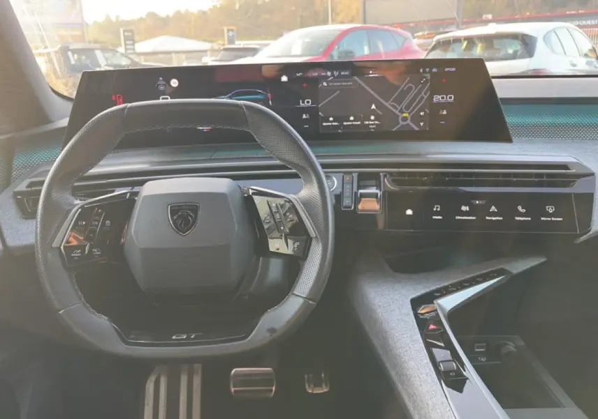 Vue intérieure du tableau de bord et volant cuir multifonction du Peugeot 3008 gris, avec écran tactile et affichage numérique.
