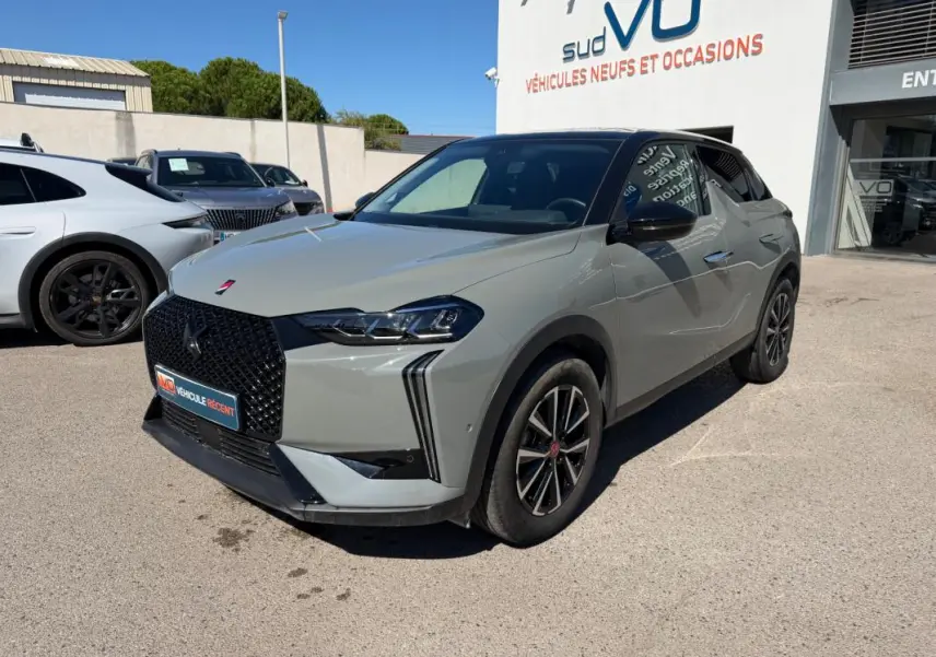 DS3 100 BVM6 Performance Line gris vue 3/4 avant droit, calandre noire et jantes alliage distinctives.