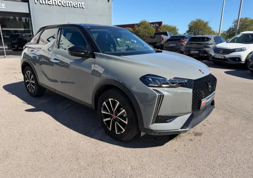 DS3 100 BVM6 Performance Line gris vue 3/4 avant droit, avec calandre noire et jantes alliage distinctives.