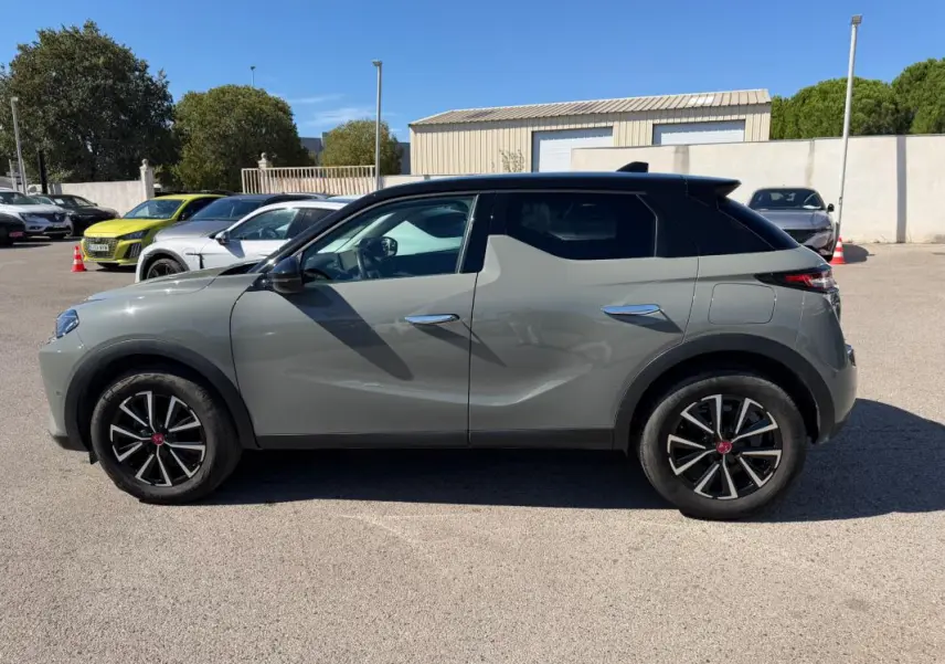 Vue de profil côté gauche d'un DS3 100 BVM6 Performance Line gris 2024 avec toit noir et jantes noires.