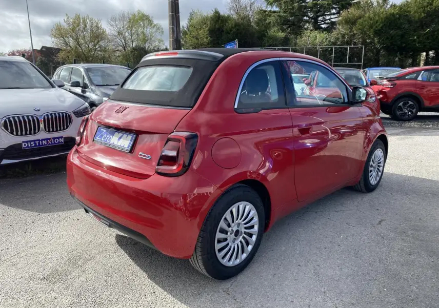 Fiat 500 Cabriolet électrique rouge vue 3/4 arrière droit avec toit souple noir et jantes alliage 16 pouces.
