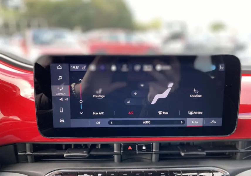 Écran tactile central affichant la climatisation dans l’habitacle rouge vif d’une Fiat 500 Cabriolet Electrique 2022