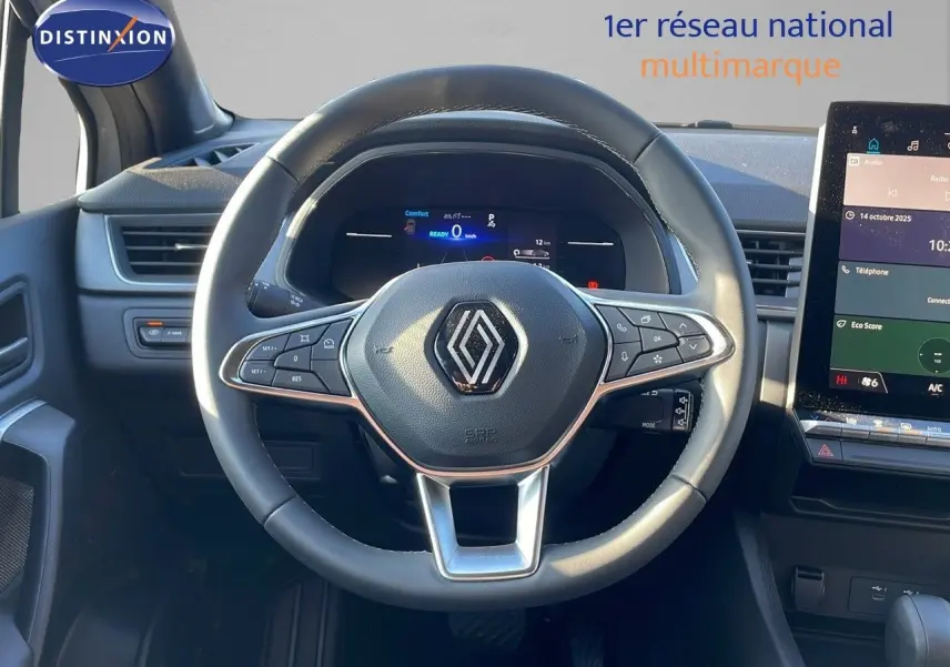 Vue intérieure centrée sur le volant noir du Renault Captur E-Tech 2025 avec tableau de bord digital et écran tactile.