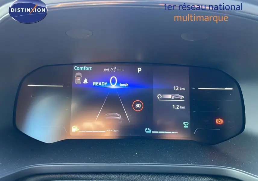 Tableau de bord numérique du Renault Captur E-Tech gris rafale, affichant vitesse et aides à la conduite en mode confort.