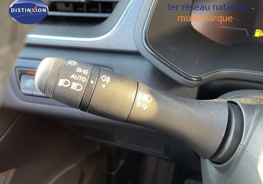 Le commodo des phares et clignotants du Renault Captur E-Tech gris Rafale, vue rapprochée côté gauche du volant.