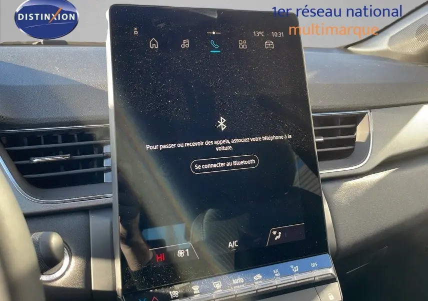 Écran tactile central du tableau de bord du Renault Captur E-Tech gris rafale avec toit noir, vue intérieure avant.