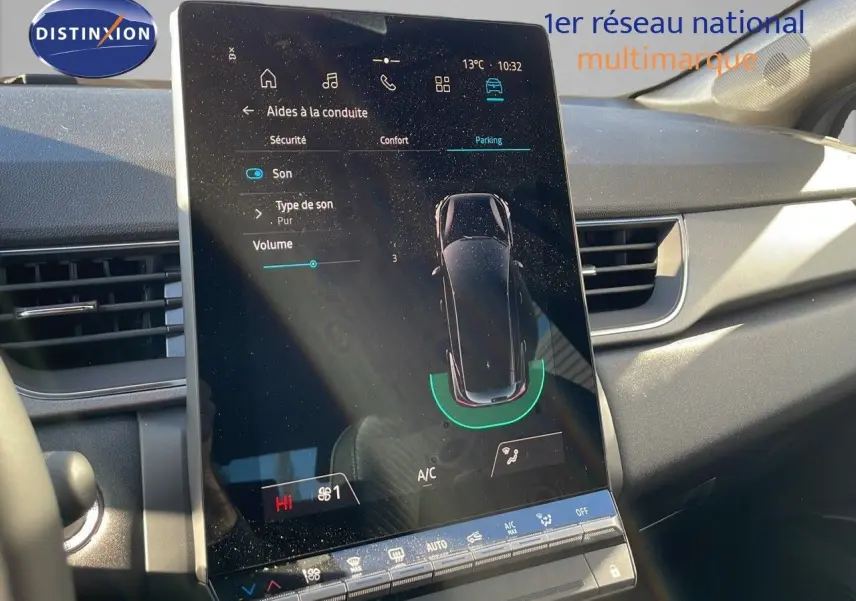 Écran tactile central du Renault Captur E-Tech gris rafale, affichant les aides à la conduite et le parking assisté.