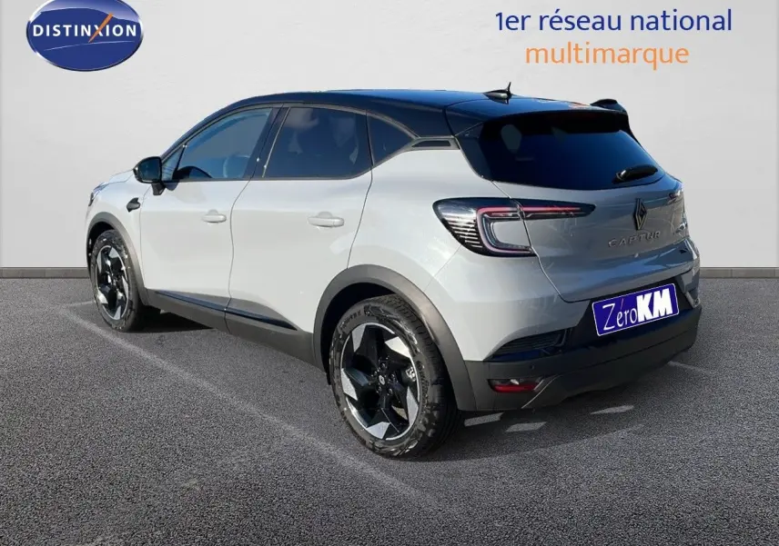 Renault Captur E-Tech hybride gris Rafale avec toit noir, vu de trois quarts arrière droit, jantes noires distinctives.