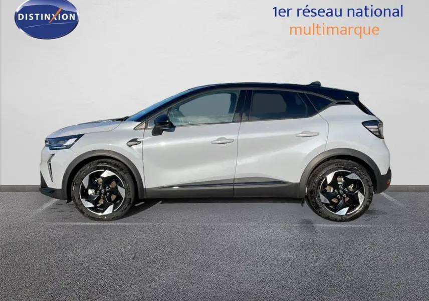 Profil côté gauche du Renault Captur E-Tech hybride 2025 gris Rafale avec toit noir et jantes noires distinctives.